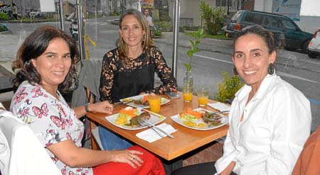 Claudia Arango Urrea, Paula Cárdenas Barren y Eugenia Barreneche Pineda en El Bistró Francés.