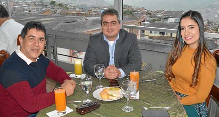 En el Club Manizales se reunieron José Manuel Villada Torres, Juan Pablo Arango Zuluaga y Diana Lorena Duque Ossa.