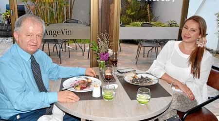 Uriel Buitrago Betancur y Diana María Puerta Quintero, de Procter & Gamble, estuvieron en L’AngeVin. 