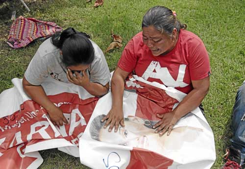 Familiares y allegados de la política liberal Karina García lloran tras conocer que fue asesinada. 