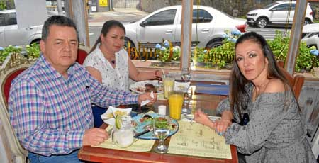 En el restaurante Candelaria se reunieron Germán Forero, Alba Lucía Duque y Liliana Cardona. 