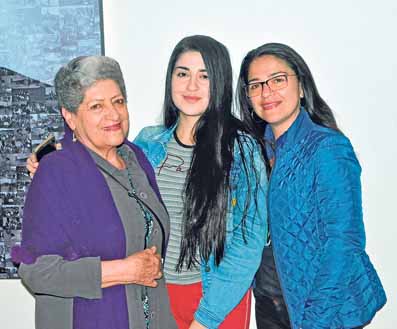 Ana María Ricaurte Vela, Ana María Paz Vela y Jacqueline Vela Ricaurte. 