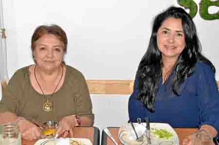 Las amigas Gloria Esperanza Amado Castañeda y María Rosa Restrepo Trejos almorzaron en el restaurante Petizo Nuñez. 