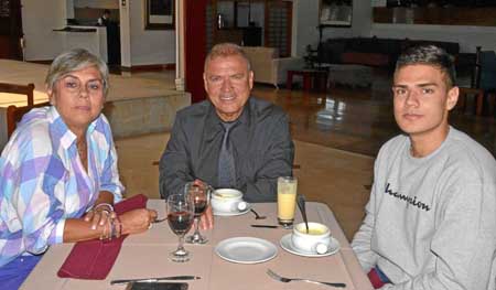 Luz Edith Ramírez Atehortúa festejó en compañía de Leonidas Londoño Granada y Mateo Londoño Ramírez en el Club Manizales del Cen