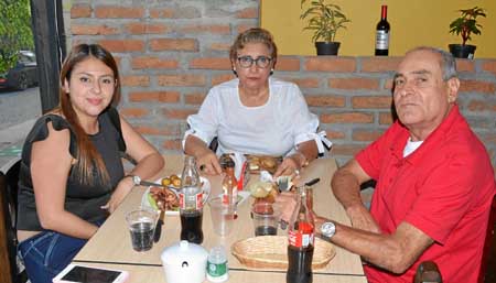 Ana María Gómez Aguilar celebró su cumpleaños con Bárbara Aguilar Aguilar y Pedro Luis Gómez Buitrago en Asados Chavita.