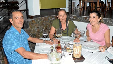 Julián Vásquez Botero y Carolina Vásquez Botero homenajearon en un almuerzo en Vino y Pimienta a Diana Botero Gutiérrez (centro)