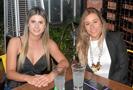 En un almuerzo en el restaurante La Patatería se reunieron Estefany Ríos Ocampo y Juliana Quintero Gómez.