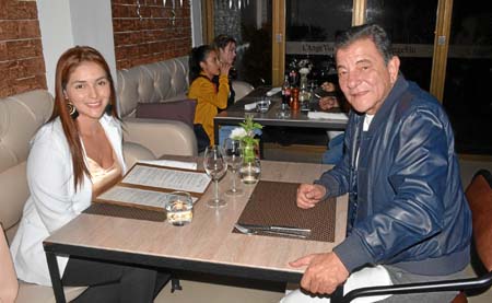 En el restaurante L’Angevin se reunieron en una comida Tatiana Arango Garcés y Óscar Castro Gallego.