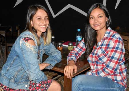 En el restaurante Pizza Choppers se reunieron en una comida Ana María Valencia Arias y Karen Jiménez Ramírez.