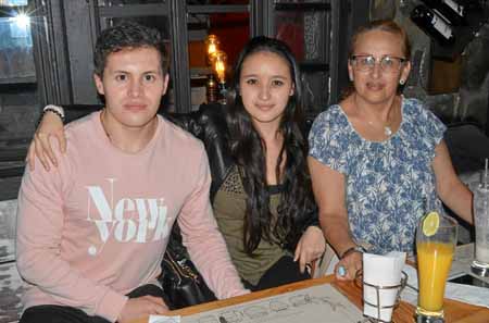 José Fernando Rodas Osorio, Daniela Rodas Osorio y Olga Liliana Osorio Marín estuvieron en Buffalo Republic.