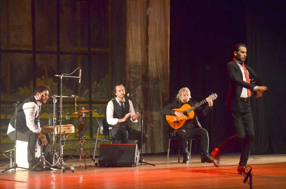 Amador Losada, percusionista; Pablo Fernández, vocalista; Daniel Yagüe, guitarrista, y Andoitz Ruibal, bailarín durante el espec