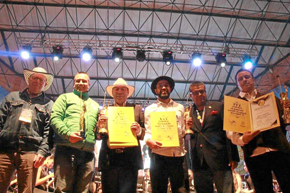 Guillermo Ramírez, director de la Banda del Gerardo Arias Ramírez (tercero de izquierda a derecha), recibe el reconocimiento del