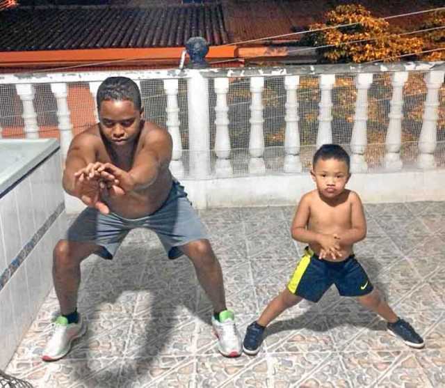 Jónathan Góngora García y su hijo, Cristopher Góngora Pinilla, aprovechan su tiempo para hacer ejercicio.