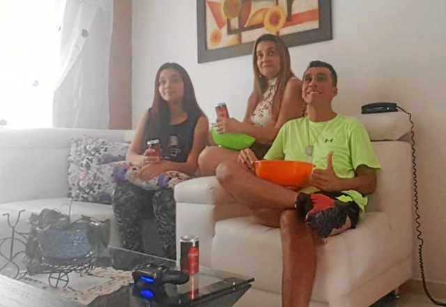 Eliana Peláez Villegas, Sandra Villegas Calderón y Cristian Carvajal pasan sus días viendo cine en casa.