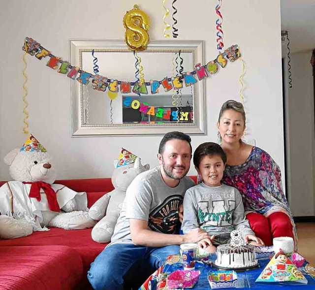 Mauricio Díaz Gómez y su esposa, Diana Milena Echeverry Páez, aprovechan la estadía en casa para celebrarle el cumpleaños número