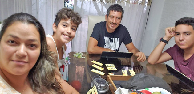 Elizabeth Giraldo, Sergio Amaya, Eduardo Amaya y Miguel Ángel Amaya se distraen jugando RUMMI Q.