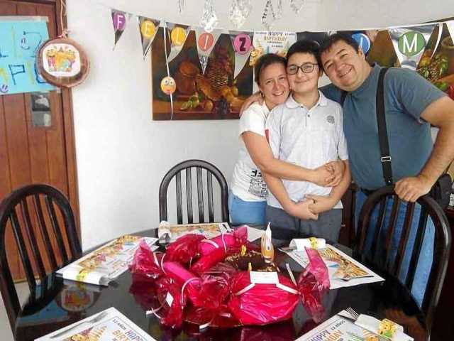 Jerónimo Ocampo Uribe en compañía de sus padres Adriana Uribe Urán y Jairo Andrés Ocampo.