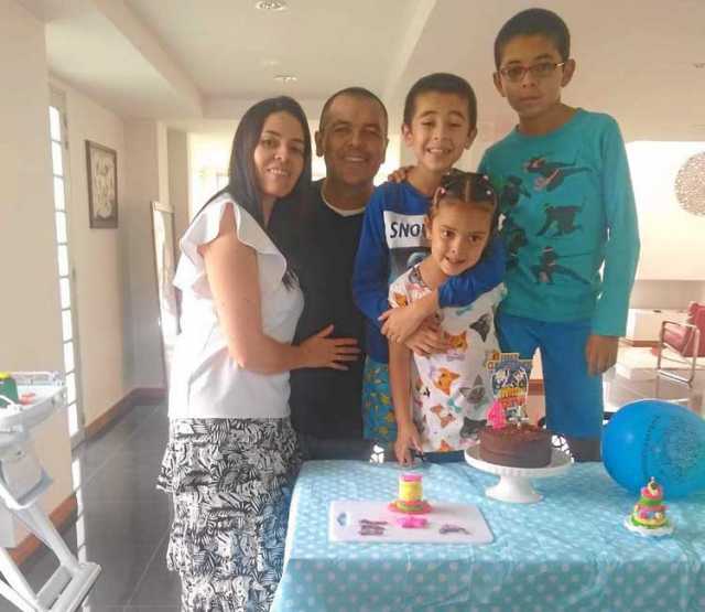 María Emma Paz Correa, acompañada de sus padres y hermanos Adriana María Correa, Andrés Paz, Nicolás Paz y Simón.