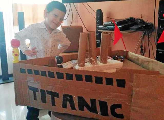 Daniel Yepes Granados en familia construyo una replica del barco Titanic en material reciclable.