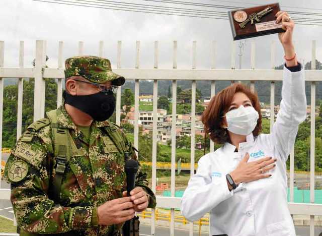 Foto|Freddy Arango|LA PATRIA Adriana Alarcón gerente de salud, de Confa Salud, brinda a su cuerpo medico el reconocimiento que l