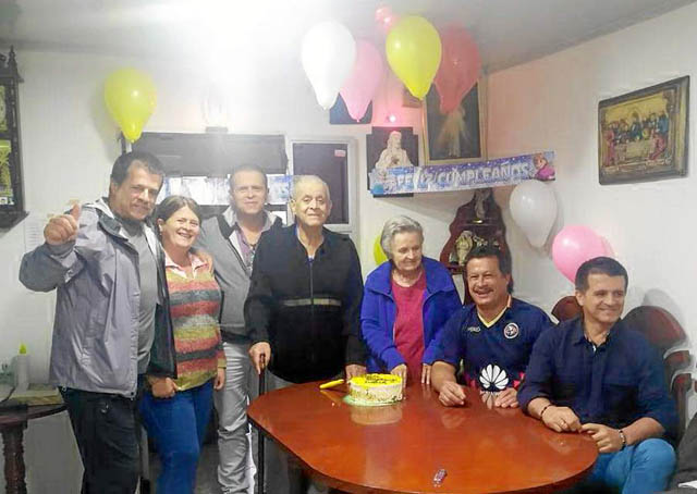 Mercedes Orozco en compañía de su esposo Gustavo Sánchez y sus hijos Luis Alberto, Ana María , Gerardo Antonio, Gabriel y Gustav
