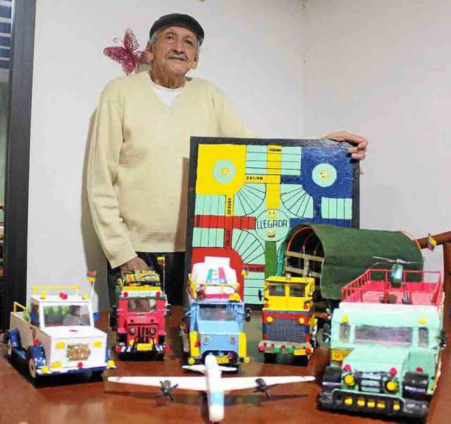 Foto|Lector interactivo| LA PATRIA. Ovidio Pardo Giraldo a sus 80 años, pensionado de Colombit, estos días de aislamiento los oc