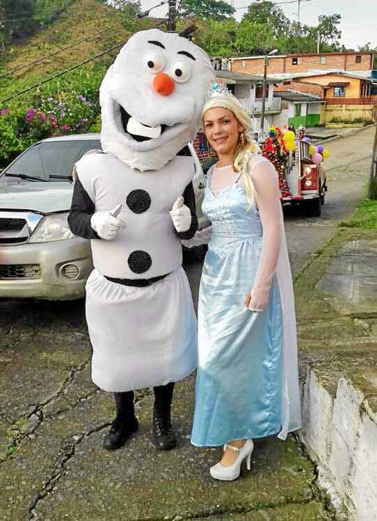 Desde balcones, puertas y ventana los niños vieron pasar la caravana multicolor que les trajo alegría, dulces y regalos.