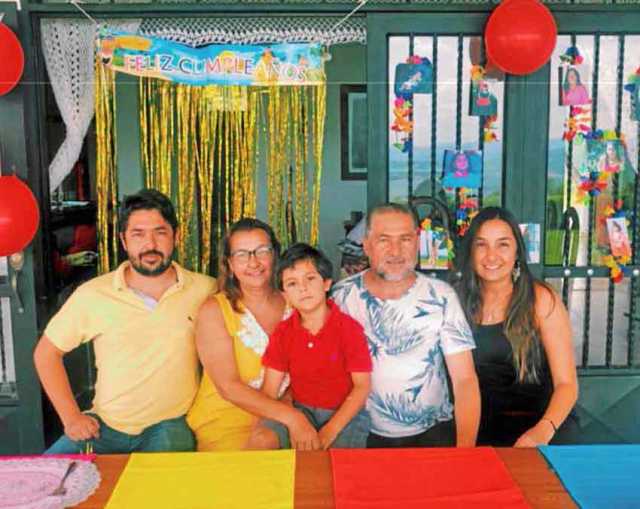 Mateo Rivera, Luz María Echeverri, Gregorio Rivera y Claudio Rivera felicitan a Laura Rivera por su cumpleaños.