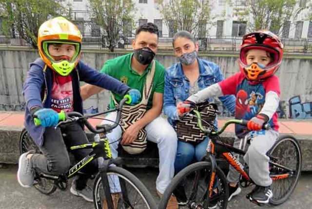 Los hermanos Sergio Alejandro y Samuel acompañados de sus padres, Deiver Henao Cardona y Yoanna Jiménez Hernández.