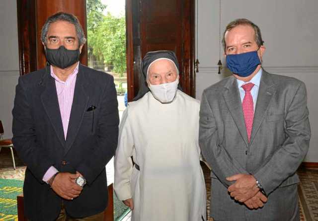 Jorge Hernán Botero, hermana Ana María Echeverri Jaramillo y Nicolás Restrepo Escobar, director del periódico LA PATRIA.