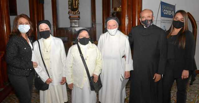Constanza Moreno Londoño en compañía de las religiosas María Celina Giraldo Rivero, Ligia Agudelo Arredondo, Ana María Echeverri