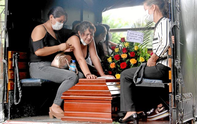 Familiares trasladan un féretro con el cuerpo de Sebastián Quintero.