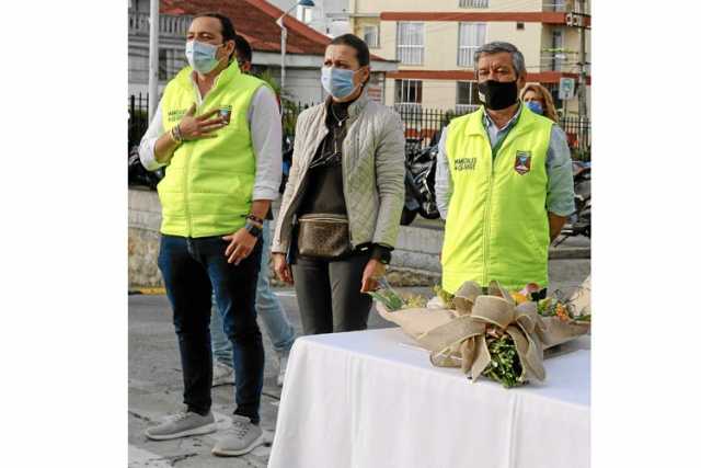 El alcalde de Manizales, Carlos Mario Marín, y el secretario de Salud, Carlos Humberto Orozco, homenajearon en su día al persona