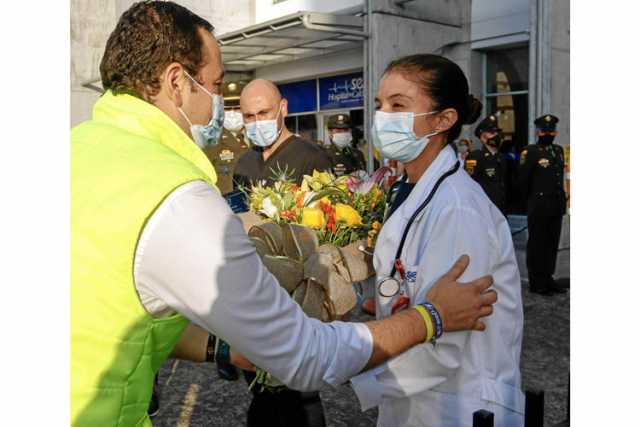 Todas las flores para los héroes de bata blanca en el Hospital SES de Caldas