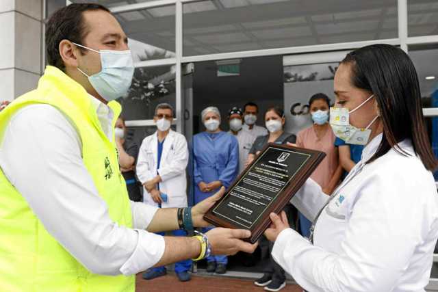 La coordinadora médica de la clínica San Marcel, Natalia Castaño, recibió un ramo de flores en representación del centro asisten