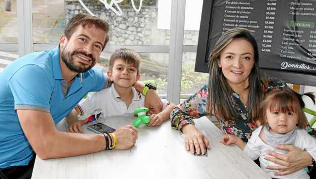 Almuerzo familiar de Hantz Brehinier, Sergio Brehinier, Carolina Gómez y María José Brehinier.