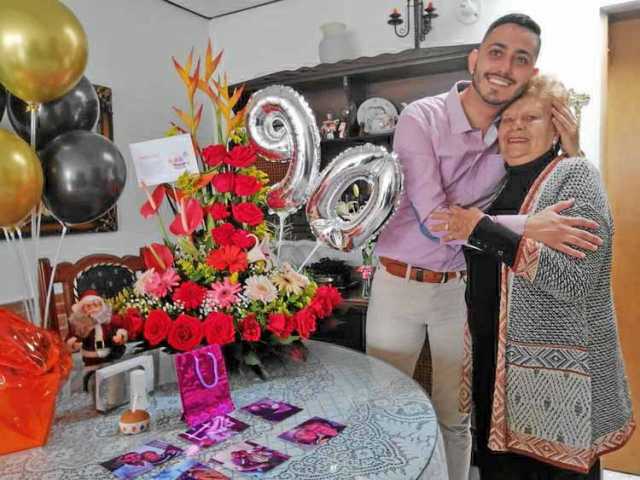 Oliva Bermúdez con su nieto, Juan Pablo Herrera Bonilla.