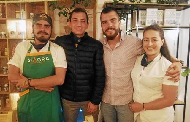El chef José Uribe y Estefanía Marín, colaboradora del restaurante, compartieron con los comensales Juan Felipe Velásquez Gómez 