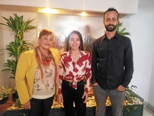 Eugenia Gómez Gaviria, Daniela Soto Blandón y Sergio Gómez compartieron en Shagra con otros invitados al evento.