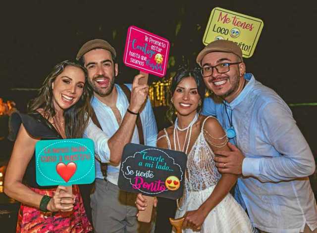 Alejandro y Manuela con sus amigos del dúo Siam, Carolina Núñez y Carlos Montaño.