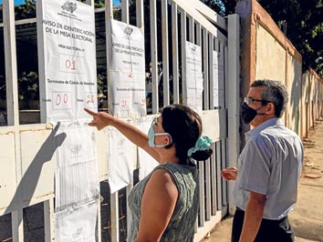 Ciudadanos en un centro de votación en Maracaibo, estado Zulia (Venezuela). La participación era poca. 