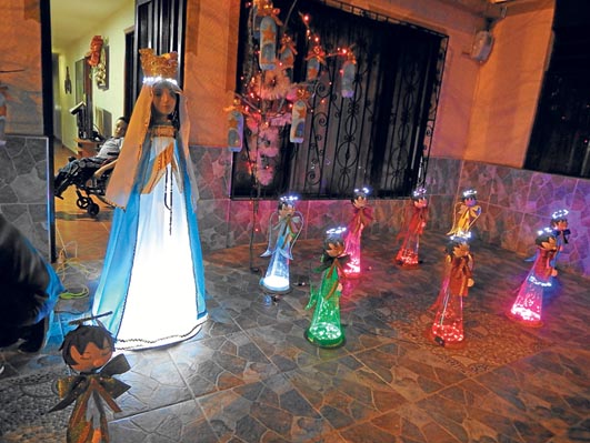La familia Giraldo y su tradicional alumbrado en el barrio San José de Anserma. 