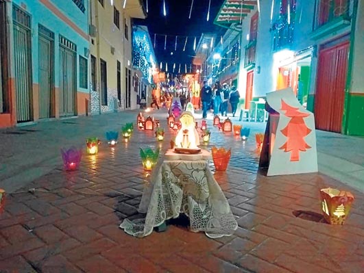 En Neira la Calle Real se engalanó para abrir la Navidad con el tradicional día de velitas.