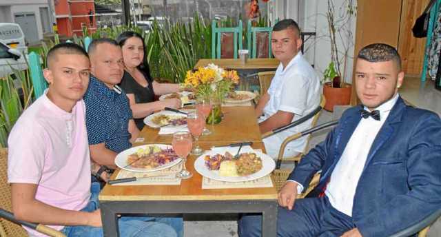 En el restaurante Changó se reunieron Sebastián Corrales Noreña, Julián Andrés Díaz González, Diana Lorena Corrales Noreña y Jua
