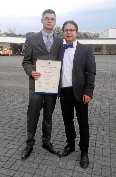 El oriundo de Manzanares Andrés Felipe Chica López se graduó como Ingeniero Mecánico en Pereira. A la ceremonia asistió en compa