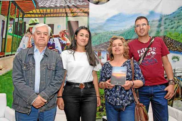 Fabio Vélez Correa, Natalia Valencia Martínez, Luz Marina López Londoño y Guillermo León Valencia. 
