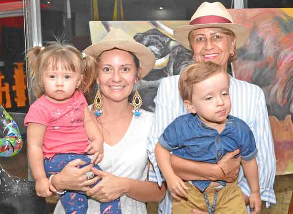 Antonella Restrepo León , Natalia León Giraldo , Olga Beatriz Giraldo López y Martín Parra León . 