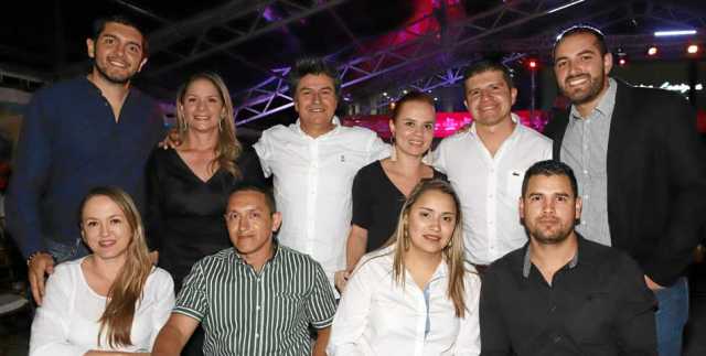 Ninffa Salazar, Miguel Varela, Ximena Ortiz y Andrés Gómez. De pie: Juan Russi, Olga Castañeda, Carlos Mejía, Viviana Mateus, An
