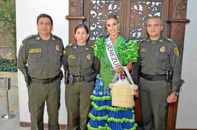 Brigadier general Fredy Alberto Tibaduiza Niño, coronel Sandra Hernández, Alessandra María Chiara Sánchez Cardona y coronel Luis
