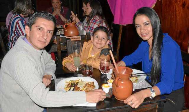 En Un lugar de La Mancha compartieron Eduan Arcila Largo, Samuel Arcila Osorio y Ángela Viviana Osorio Palacio.